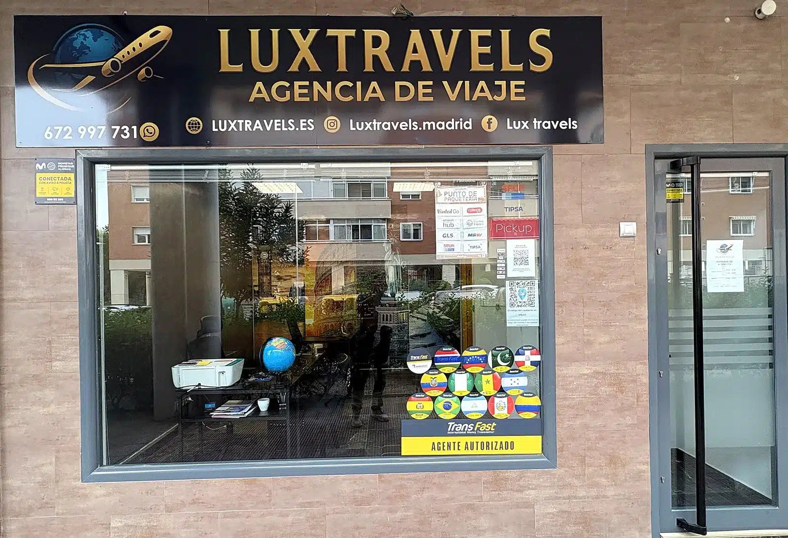 Fachada de la oficina de LuxTravels en Valdemoro