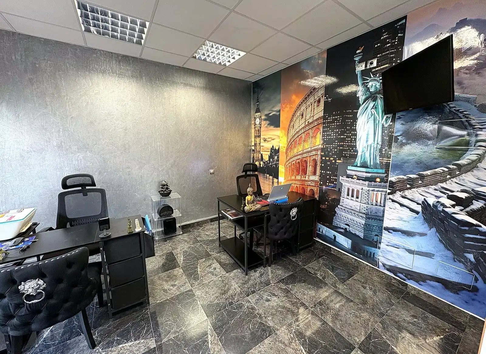 Oficina de LuxTravels con mural de destinos