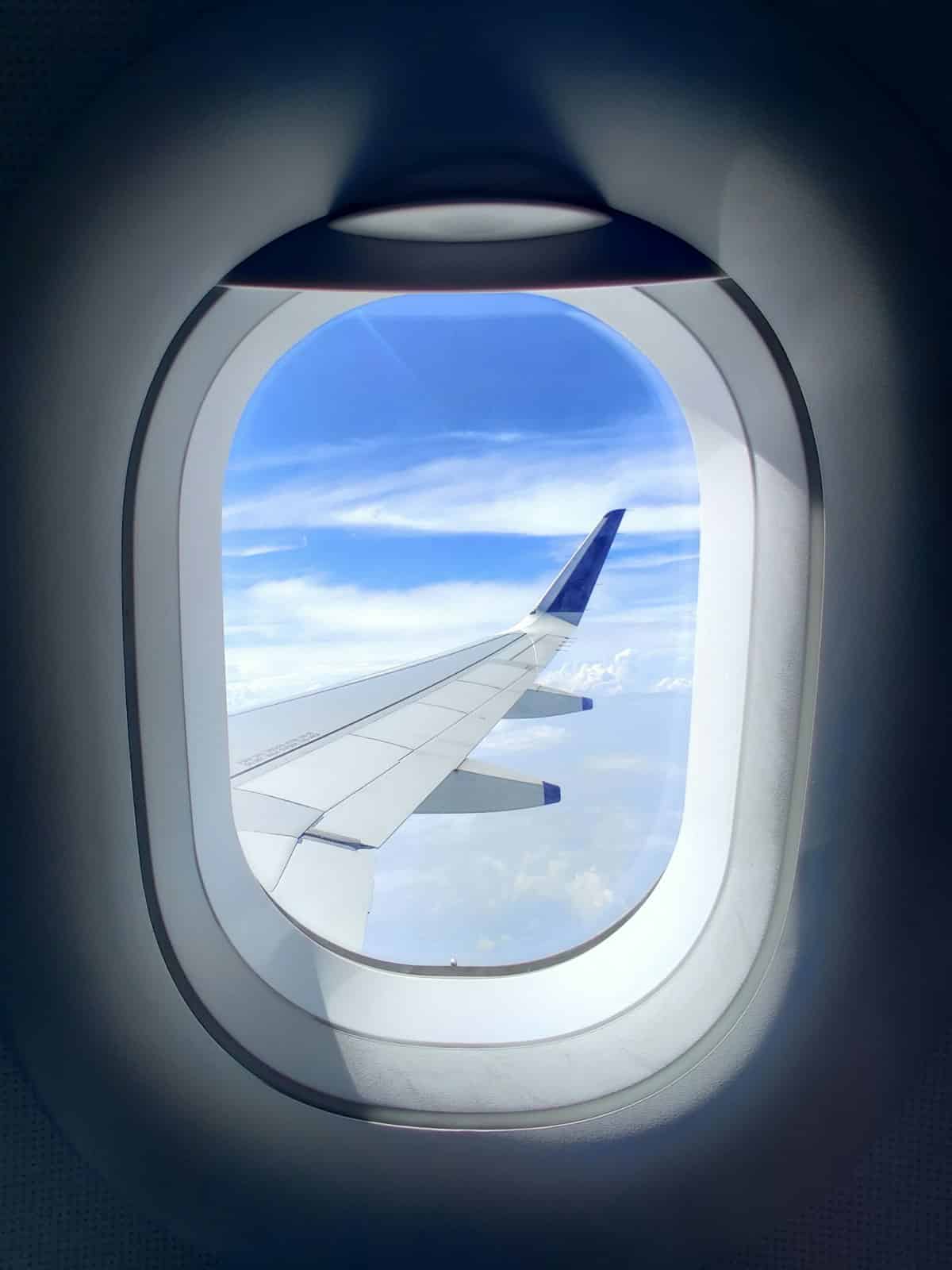 Vista desde la ventanilla de un avión