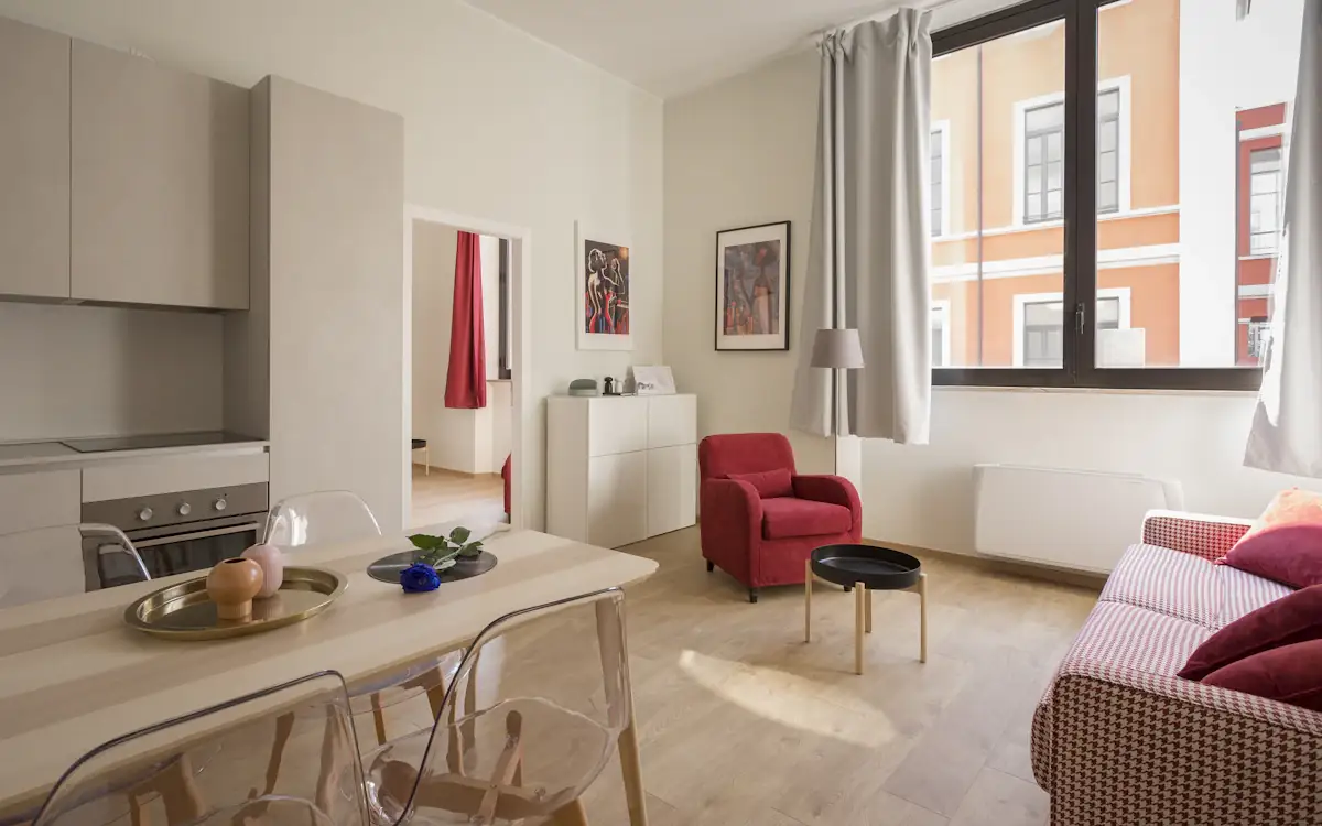 Salón luminoso de un apartamento turístico