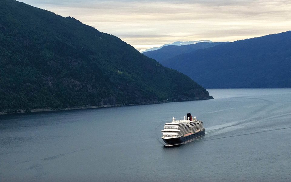 Crucero de Cunard navegando por un fiordo noruego