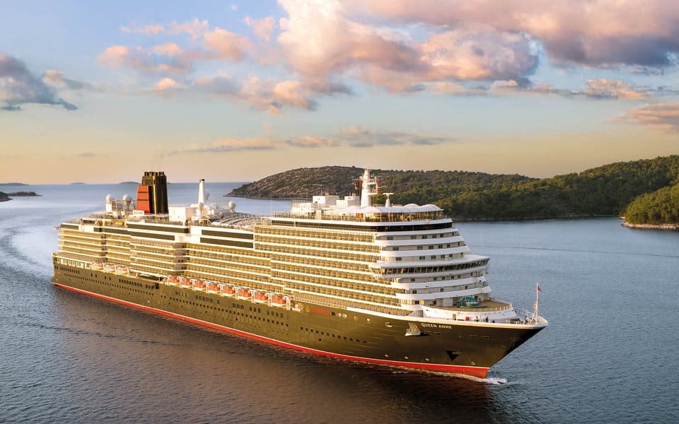 Barco de Cunard navegando al atardecer