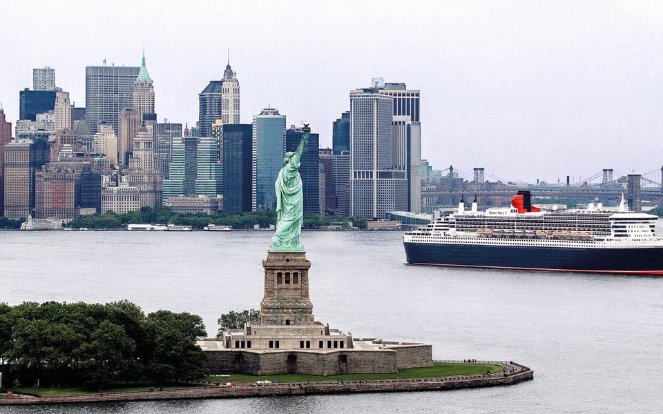 Queen Mary 2 de Cunard frente a Nueva York y la Estatua de la Libertad