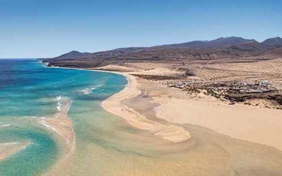Playa de arena y agua turquesa en Canarias, crucero MSC Fantasia por Canarias y Madeira